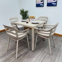 Mesa de plástico con patas de alumino