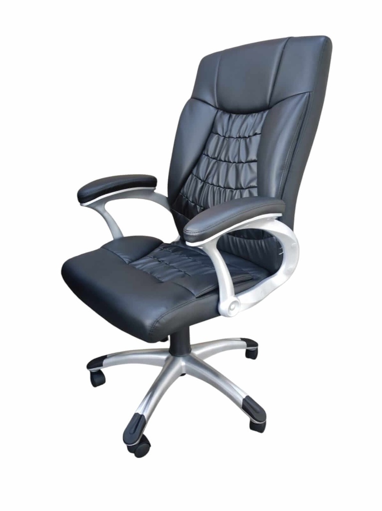 Silla ejecutiva en cuerina con brazos acolchados